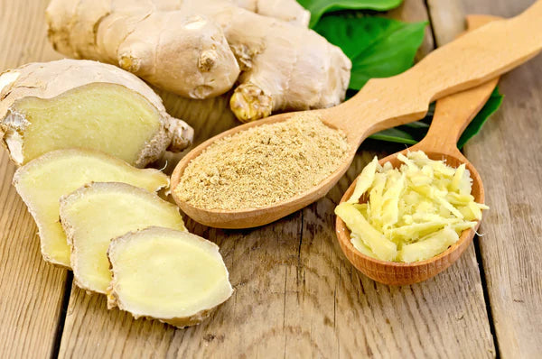 Ginger powder and grated in the spoon with the root and leave