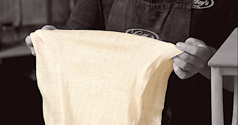 The open-weave of the pure cotton buffing cloth prevents the wax overheating and smearing