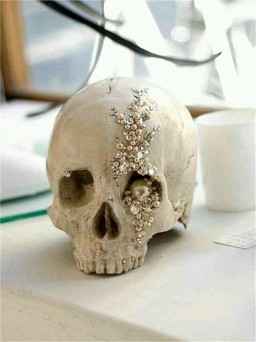 Scull with jewellery