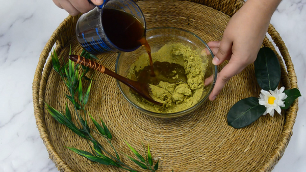 mixing the henna