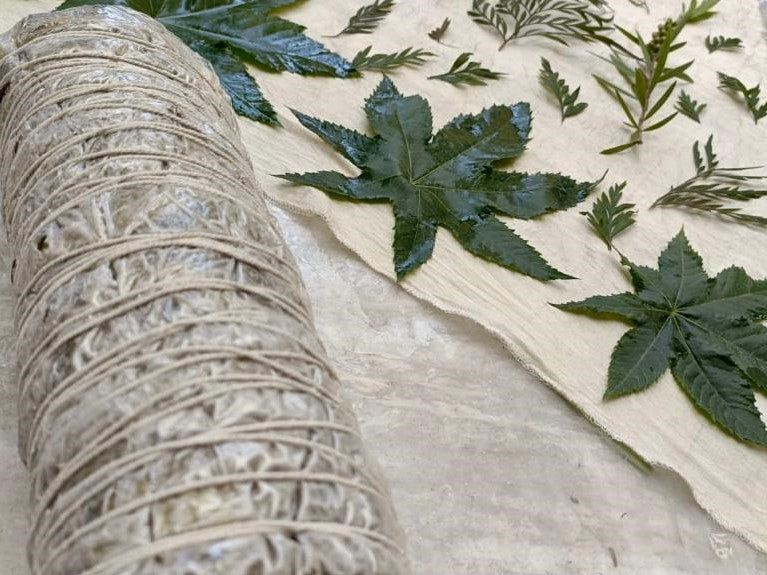 This is the perfect description of eco-printing steps. Here you can see the fabric with the leaves and the fabric rolled for the steaming process of eco-printing.