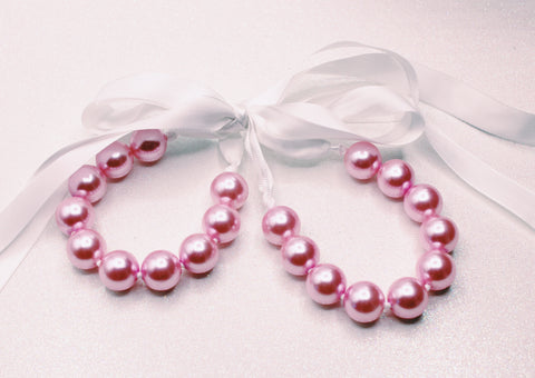 Corbata de raso con esposas de perlas