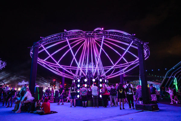 Nuestras luces de neón utilizadas por Wonder Project en EDC