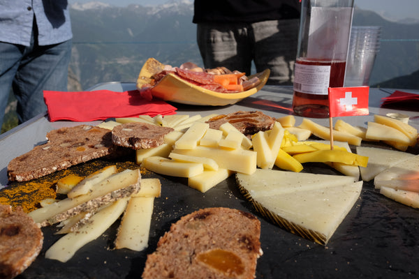 Unsere Gastgeber von Swiss Terroir haben eine Käseplatte und gekühlten Rosé auf die Alp gebracht.