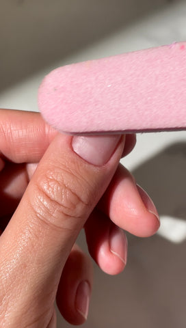 Application du gel constructeur : préparez vos ongles.