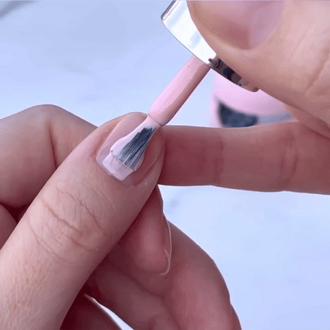 Gel nails at home with Le Mini Macaron.