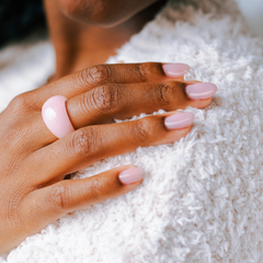 le mini macaron milky nails