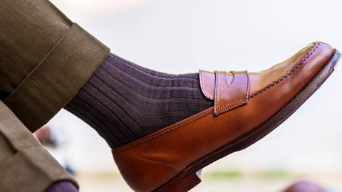 Do you wear socks with loafers? (An expert answers) - Boardroom