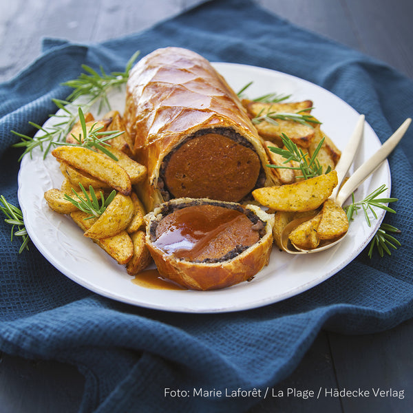 Fielt Wellington mit veganer Seitan-Variante, serviert mit Rosmarin-Kartoffeln