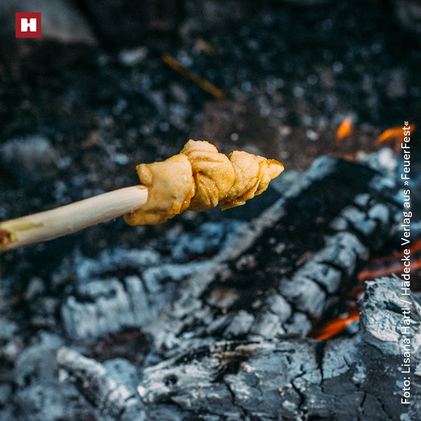 Stockbrot über dem Lagerfeuer