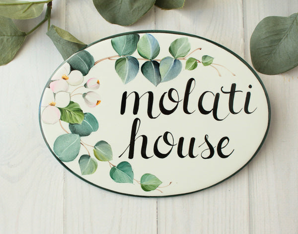 targa personalizzata per cottage in ceramica con indirizzo e decoro a lillà–  Dipinto Ad Arte