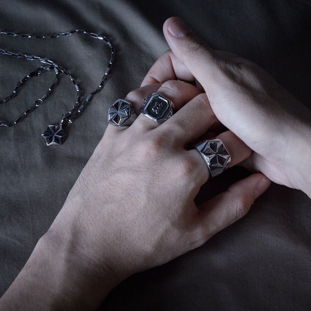 Мужские кольца значение. Кольцо на большой палец мужское. Перстень на руке. Минималистичный мужской перстень. Печатка с смыслом.