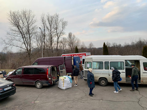 Umladen der Hilfsgüter in die Transporter der ukrainischen Freund:innen