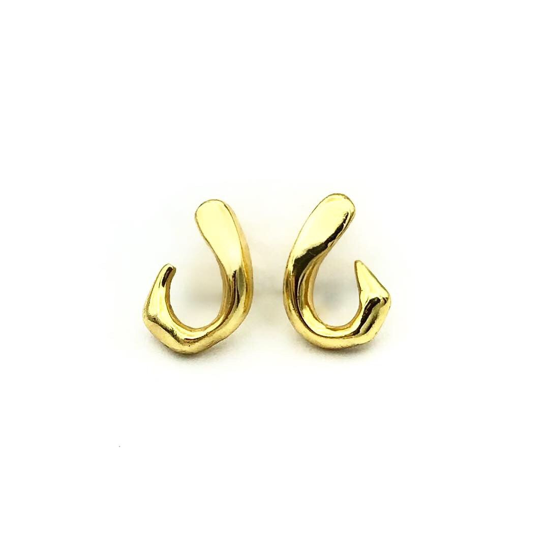 MANAIAKALANI STUD EARRINGS (FISH HOOK) – MAUIME HAWAII