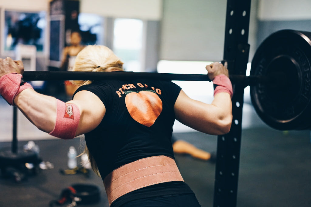 girls squatting, women powerlifting