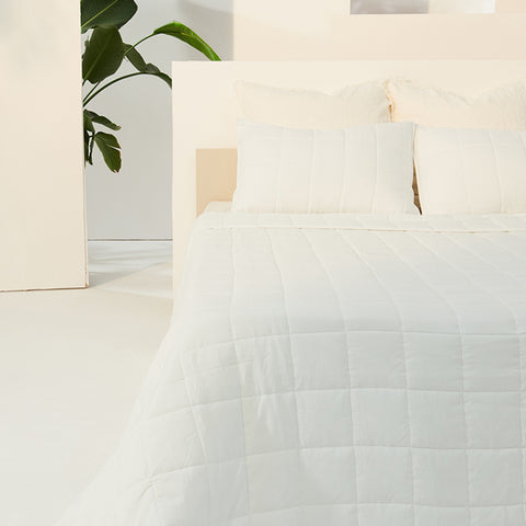 White quilt bedding set