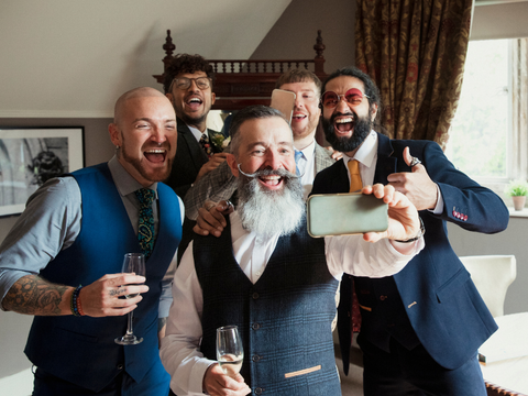 groom-poses-with-groomsmen-for-a-selfie