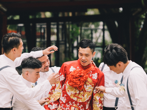 groomsmen-help-a-groom-get-ready