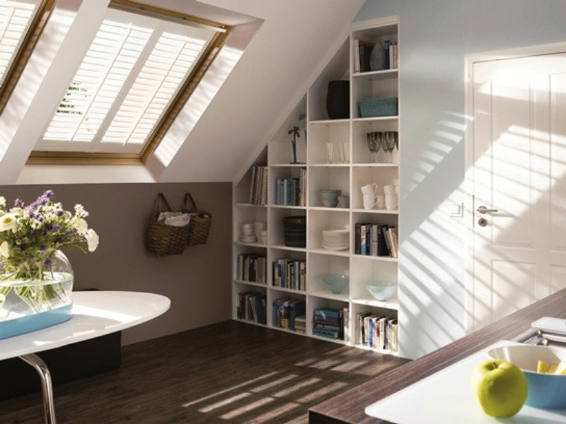 room with sloping ceiling with skylight and shutter, which allows the regulation of the light and limit the heat through the window