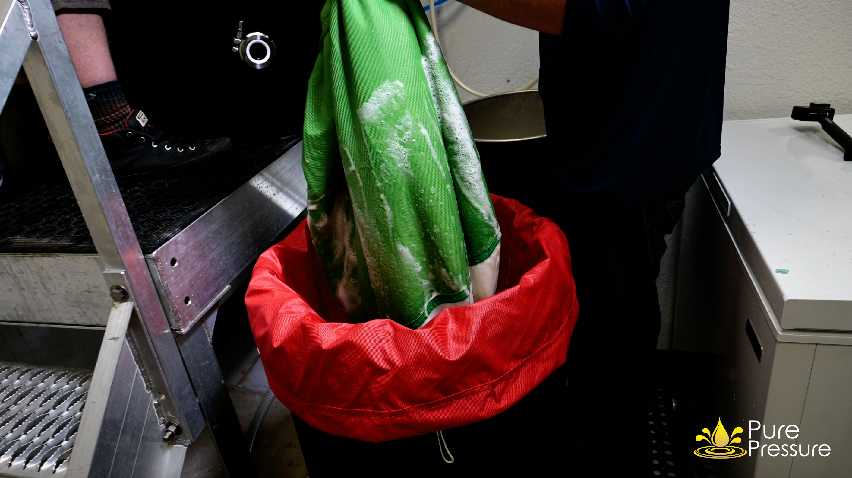 Removing the BubbleBags from the Bruteless Vessel to drain water and separate bags