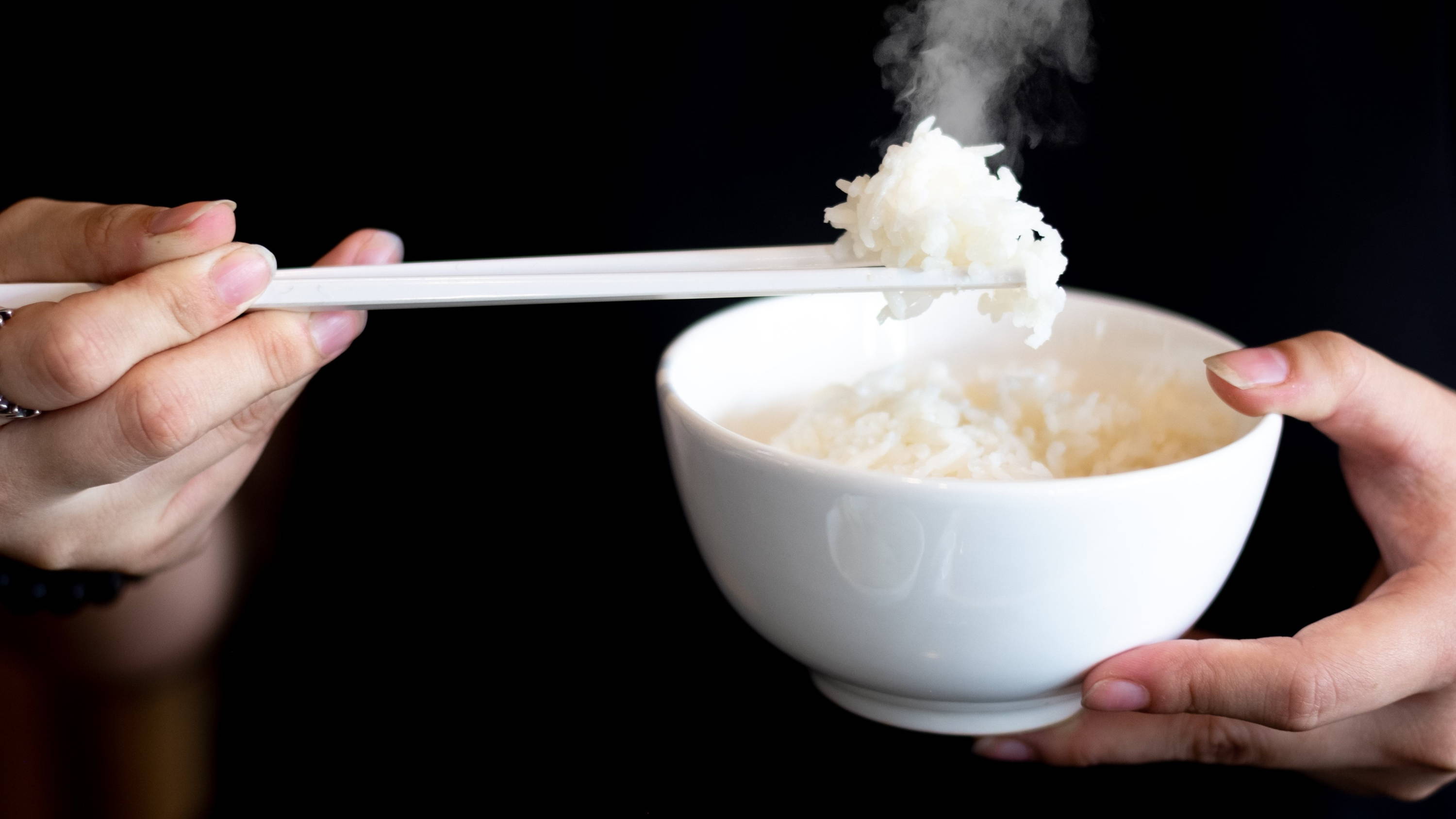 Steaming white rice in a steam фото 67