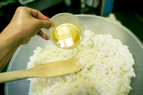 Rinse the rice vinegar to the sushi rice and mix it to make good sushi rice