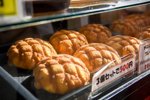 This delightful snack is a type of sweet bread (pan meaning bread in Japanese) topped with crunchy cookie dough to make it resemble melon.