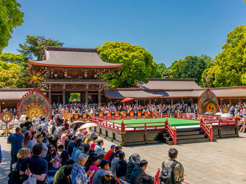 Tourists watched the Meiji shrine spring grand festival at the busiest time in Golden Week