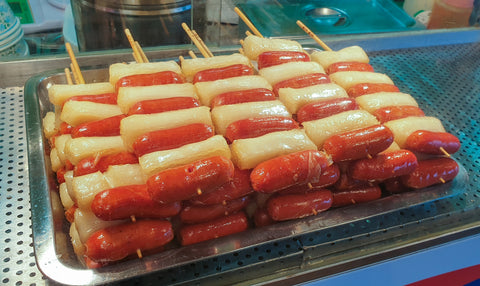 Popular Korean snack, "So-tteok so-tteok", in which sausages and rice cakes are baked alternately into skewers and then served with sauce