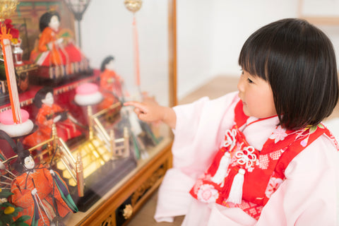 Japanese Hinamatsuri(Doll’s Festival) is an occasion to pray for young girls’ growth and happiness in early March.