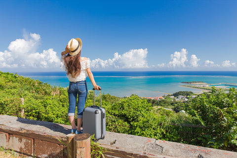 Woman to travel to Okinawa's beautiful nature, came from Naha Airport. Direct flights from Tokyo