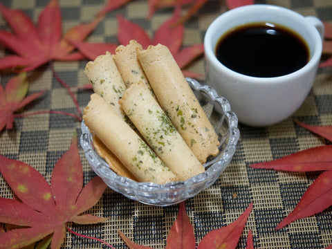 Senbei rice crackers with coffee