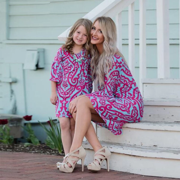 mom and daughter same clothes