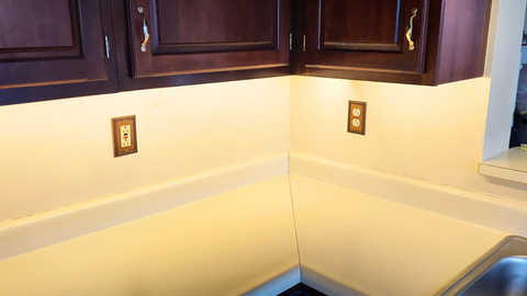Under cabinet lighting with a smooth even and warm light