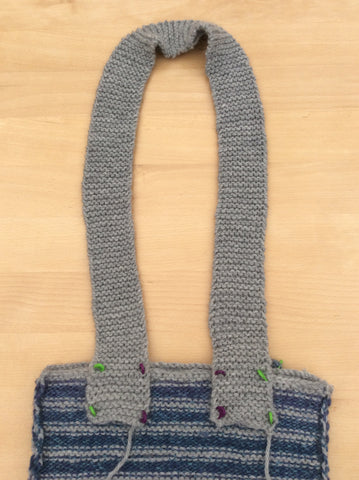 Knitted bag using DROPS Alaska and Big Delight Atlantis