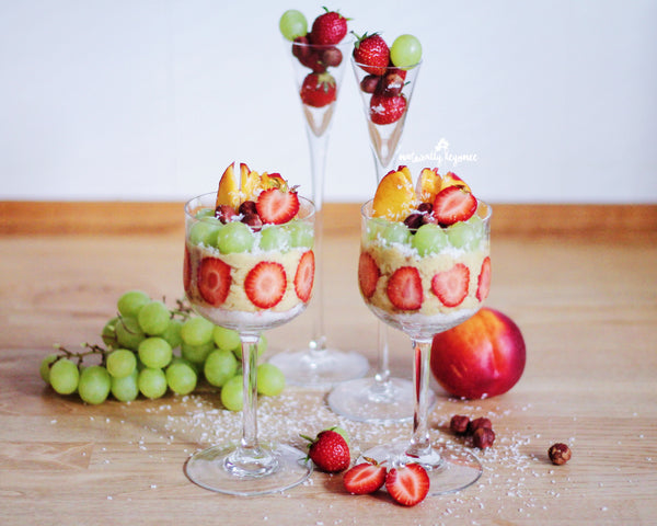 porridge-oat flakes-with-grapes-strawberries-coconut-fruits-fresh-vegan-delicious