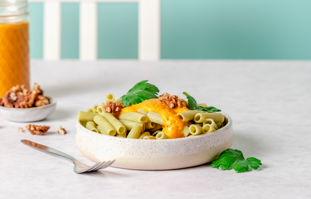 Oat pasta spinach with pepper sauce