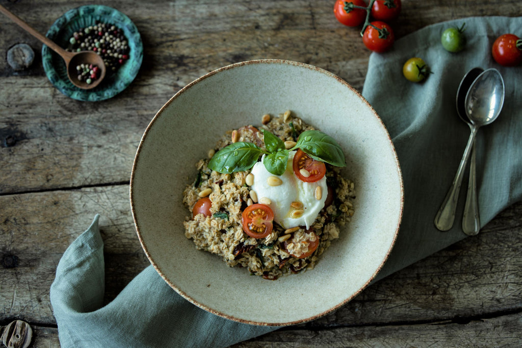 Herzhafte Caprese Porridge Bowl mit Tomaten und Mozzarella