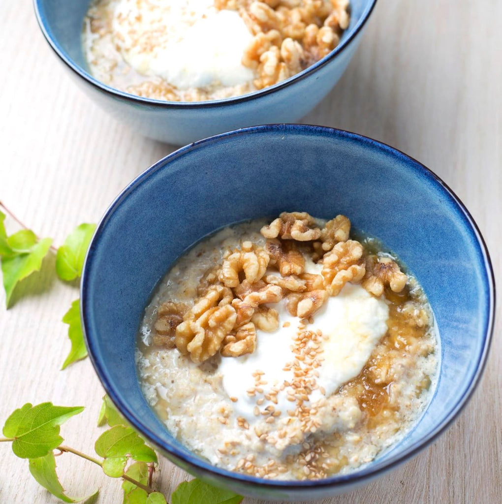 Porridge griechische Art Honig Joghurt Walnüsse 