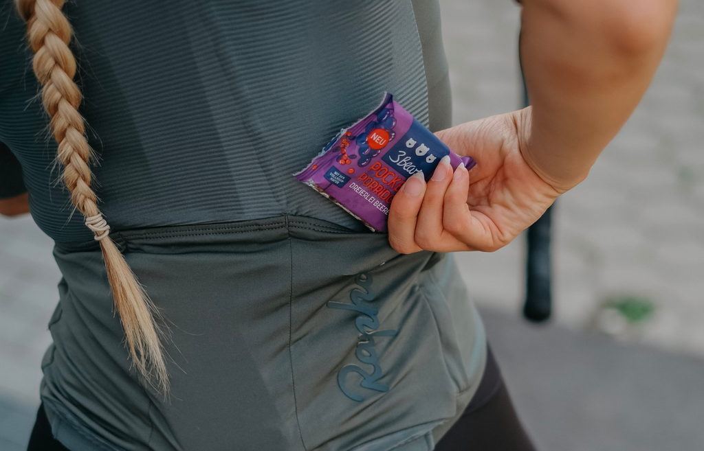 Frau mit Pocket Porridge auf Fahrrad