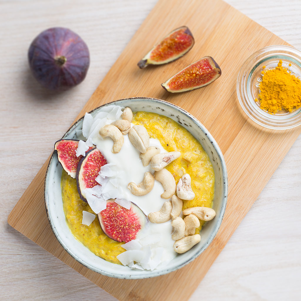 Veganistische Golden Porridge Kokos Kurkuma Cache Noten Vijgen