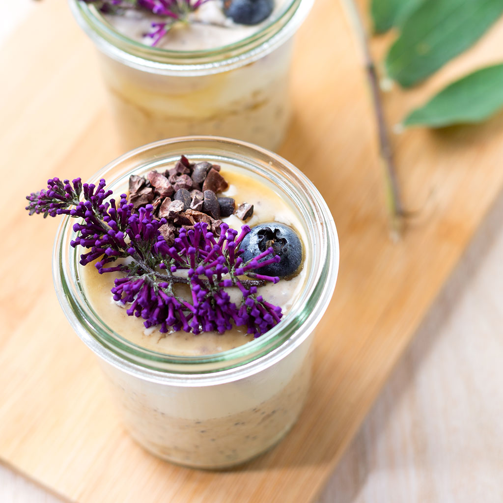 Caloriearme nachtelijke haver, yoghurt, lavendel, bosbessen, cacaonibs