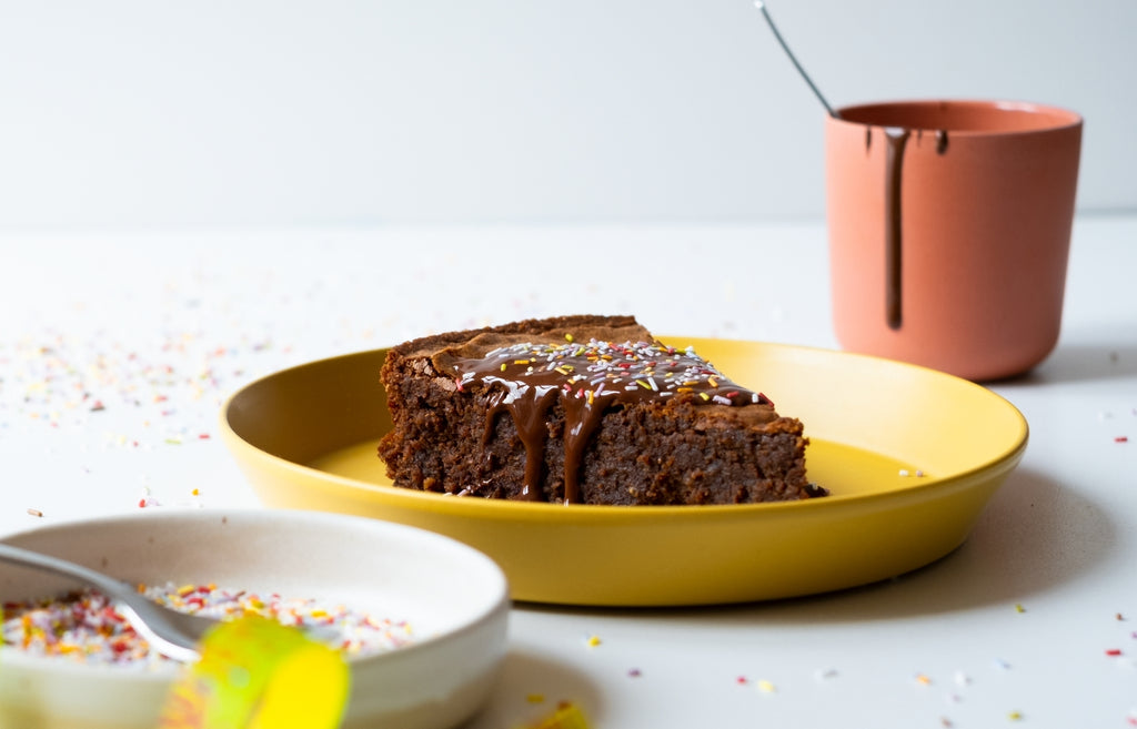 Schokokuchen auf gelbem Teller