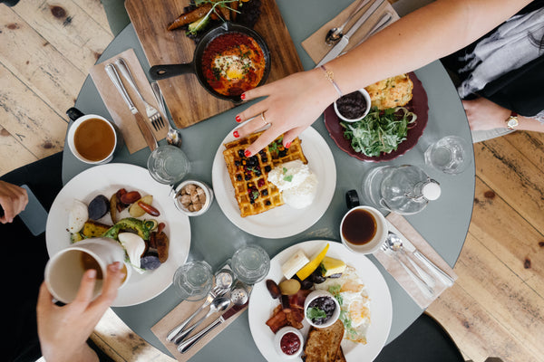 frühstück-lecker-teller-tassen-kaffee-obst-frisch