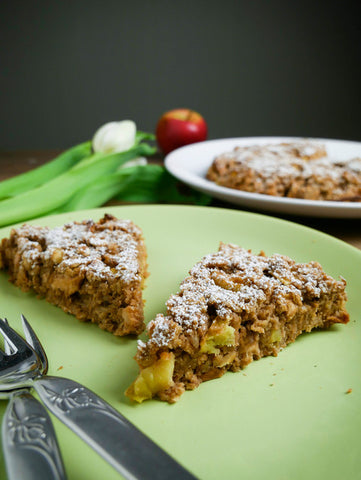 Apfel-Zimt Scones Verzehr Stücke auf Teller