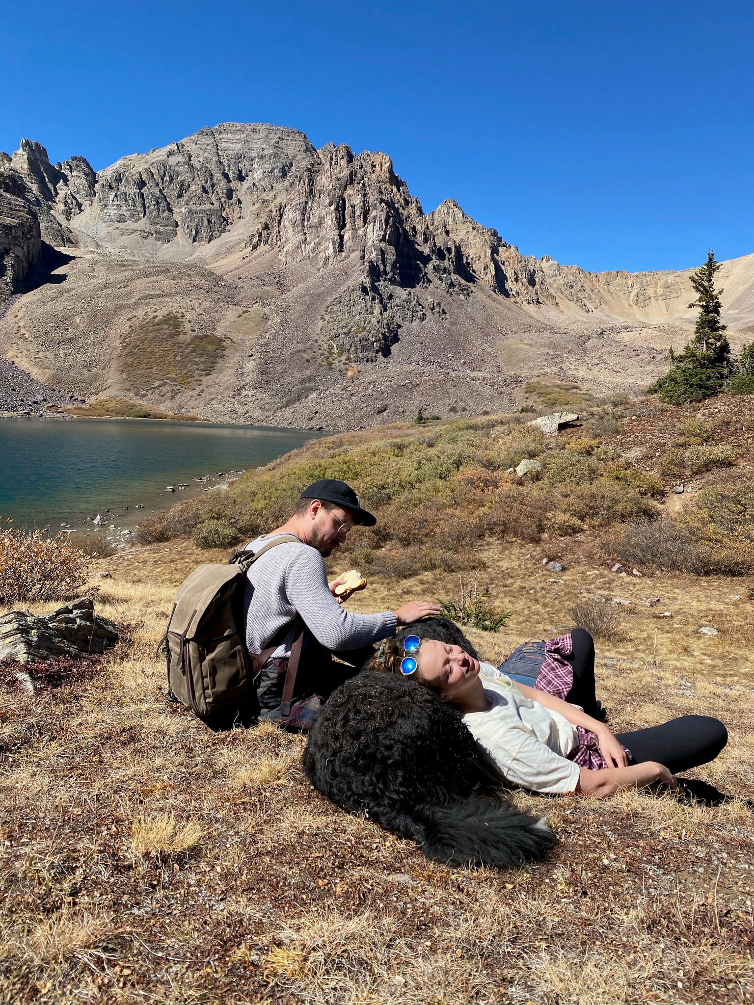 カテドラル湖のほとりでくつろぐ二人と犬