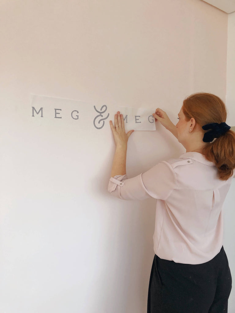 Adesivando a parede da Meg