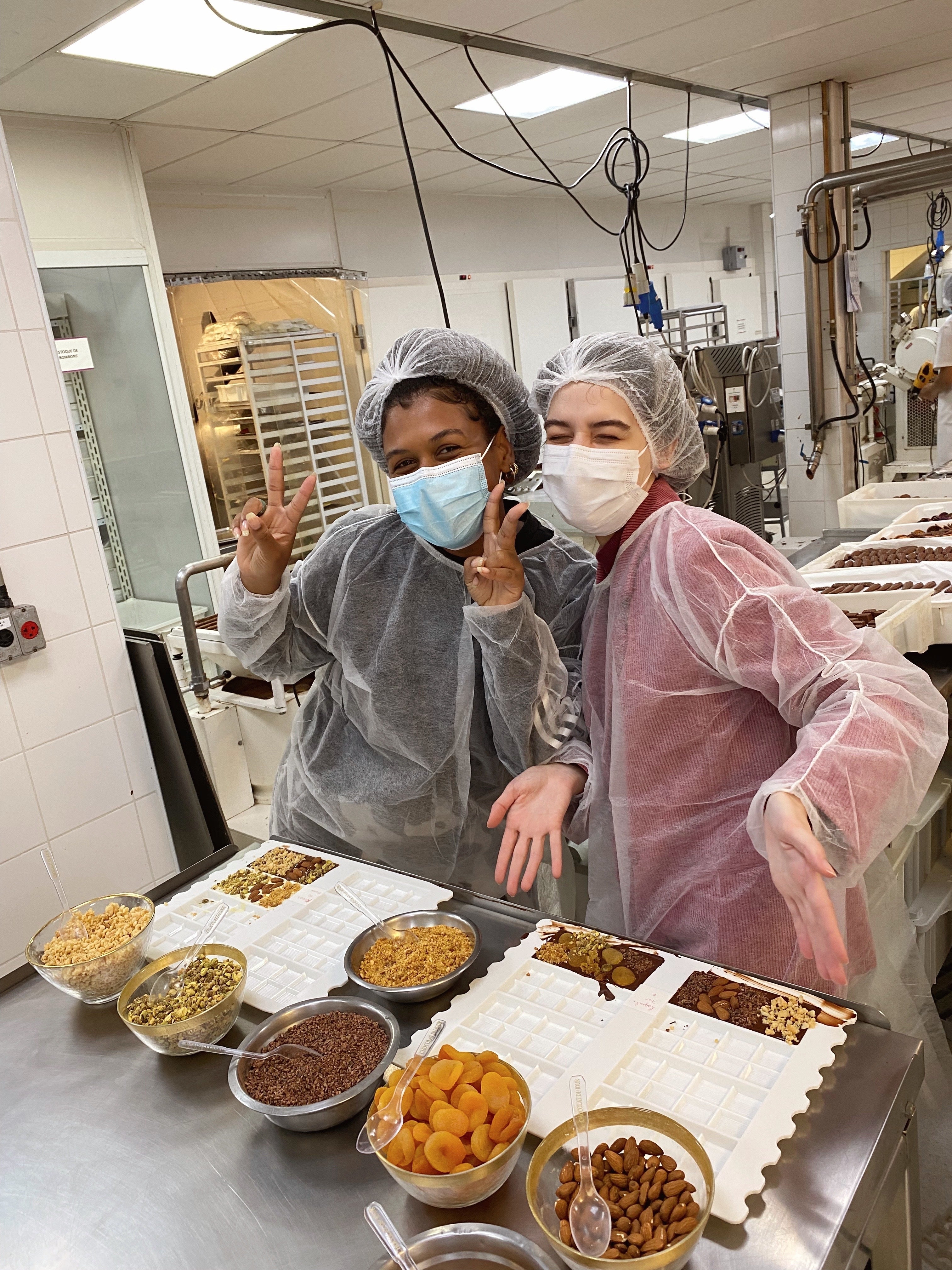 karina e raquel na fábrica de chocolate