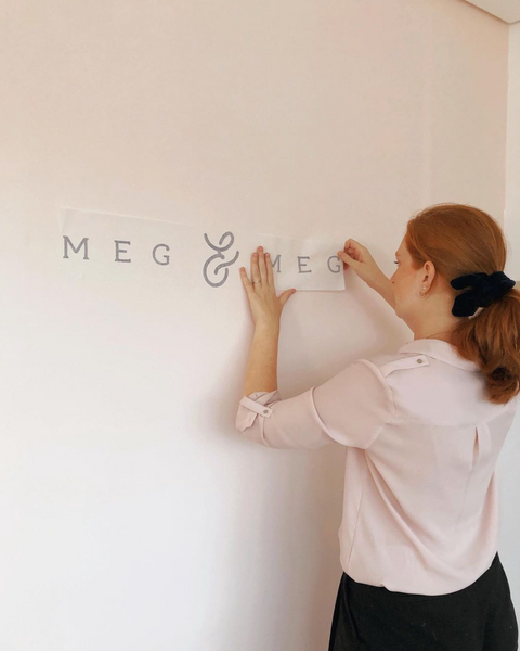 Jess com a nova identidade visual da Meg & Meg