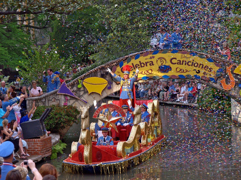 Desfile fluvial en San Antonio Texas durante la Fiesta